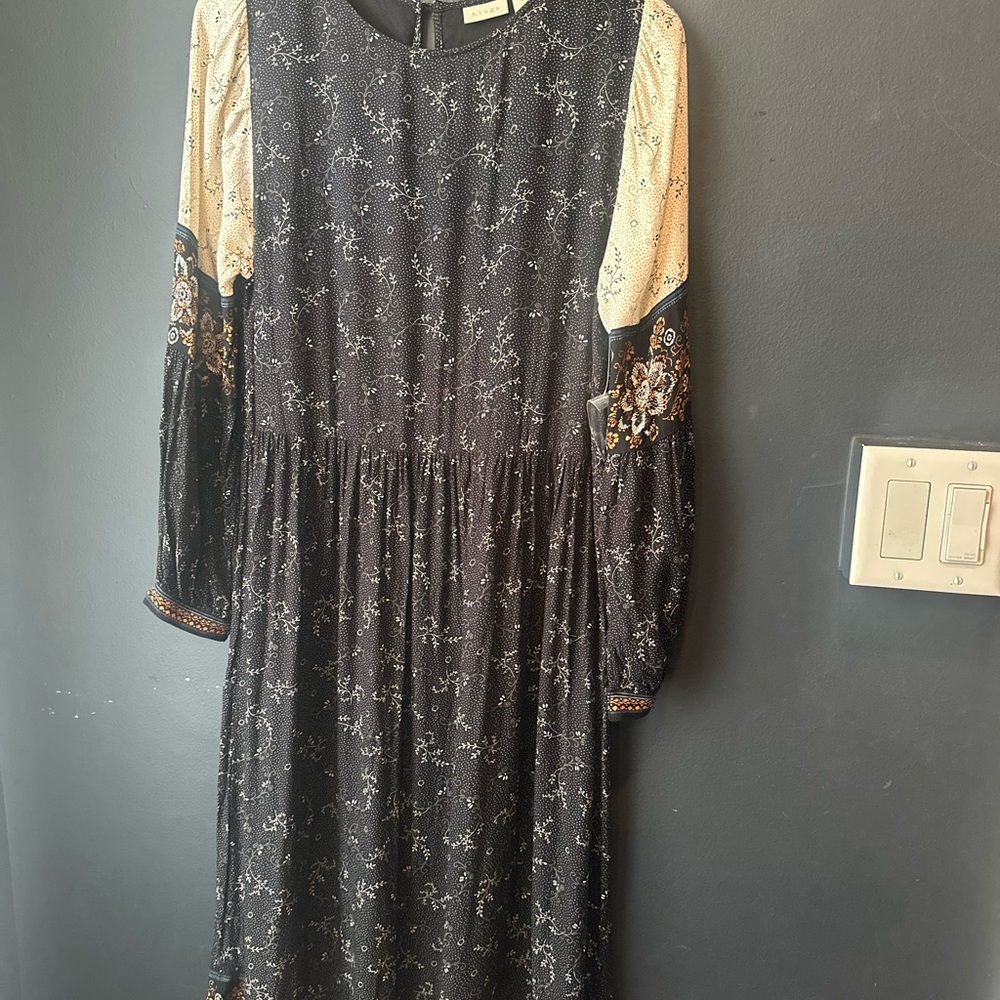 Nordstrom/Hinge Black and Cream Pleated Sundress with Bishop Sleeves